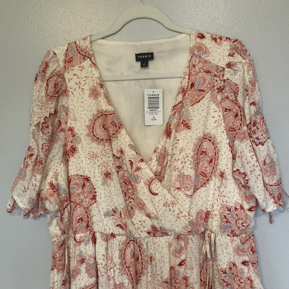 Torrid MIDI Swiss Linen Surplice Dress Paisley SZ 1 Beige Blush Pink Blue NWT - Picture 3 of 9